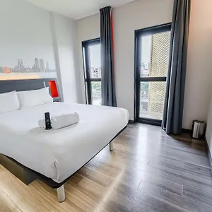 2* Отель Easyhotel Barcelona Fira